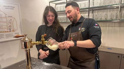 Los grifos laterales regulan mejor el flujo de la cerveza checa tradicional