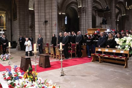 Los Grimaldi se ubicaron en la primera y segunda fila de la Catedral.