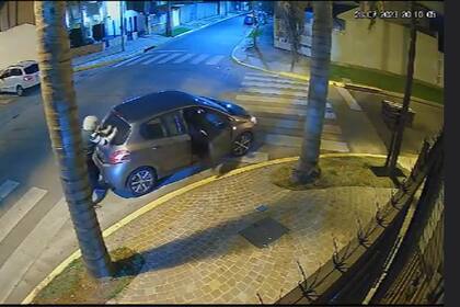 Los gritos desgarradores de una mujer luego de que le robaran el auto en Villa Luzuriaga