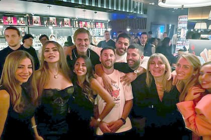 Los grupos de amigos que acompañaban a Lionel Messi y a Sofía Vergara, se fusionaron por un momento para la foto del recuerdo