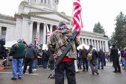 Los grupos de extrema derecha captan cada vez personas más jóvenes (Simpatizante de las milicias estaounidenses durante un mítin en Olympia, Washington)