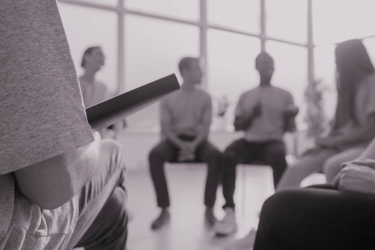 Los grupos de pares son muy importantes en el proceso de tratamiento de adicciones. Foto: Shutterstock