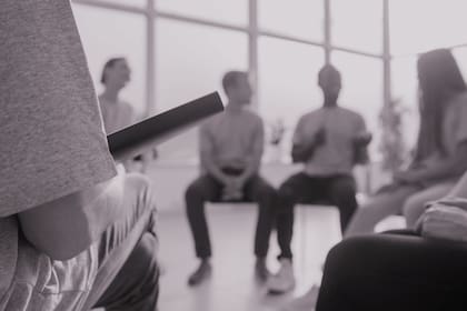 Los grupos de pares son muy importantes en el proceso de tratamiento de adicciones. Foto: Shutterstock