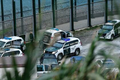 Los Grupos de Reserva y Seguridad (GRS) de la Guardia Civil se posicionaron cerca de la playa, junto al espigón donde se encuentra la doble valla, que ya no cuenta con concertinas.