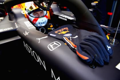 Los guantes de Max Verstappen (Red Bull Racing); después del accidente de Roman Grosjean, se puso énfasis en una mayor seguridad