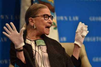 Los guantes de seda son uno de los elementos distintivos de RBG