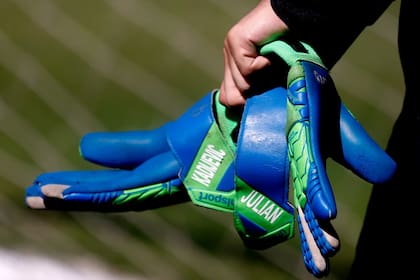 Los guantes personalizados de Julián Kadijevic, arquero de Comunicaciones