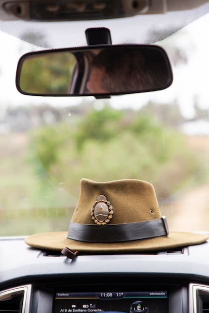 Los guardaparques reciben su sombrero junto con el diploma, al recibirse.