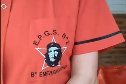 Los guardapolvos de parte del personal de la escuela llevan el rostro del Che Guevara