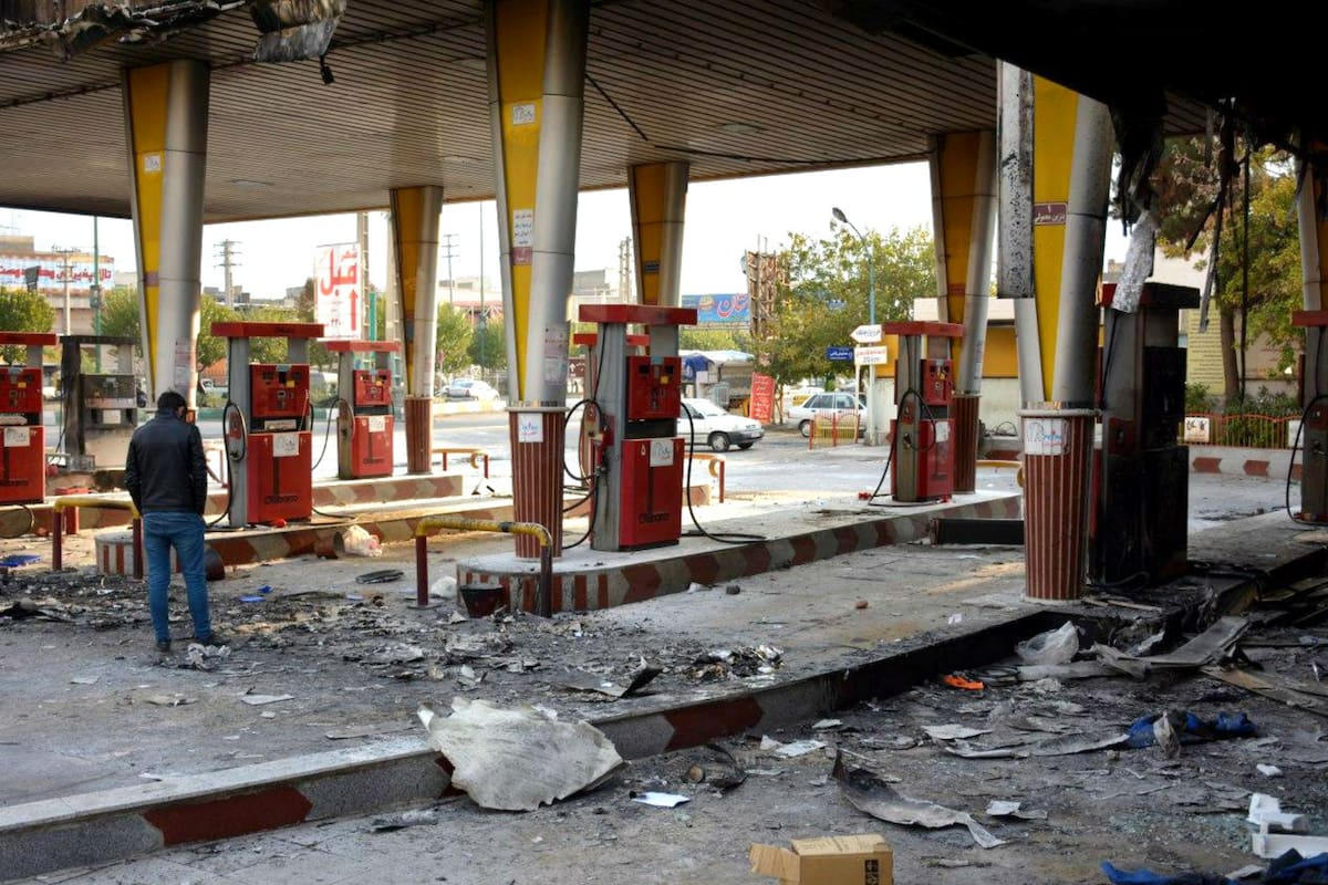 Los Guardianes de la Revolución de Irán se pronunciaron después de las protestas que ocurren por la suba del precio del combustible y fue determinante: la fuerza militar de élite del régimen iraní advirtió que adoptaría medidas “decisivas y revolucionarias” contra cualquier acto de vandalismo.
