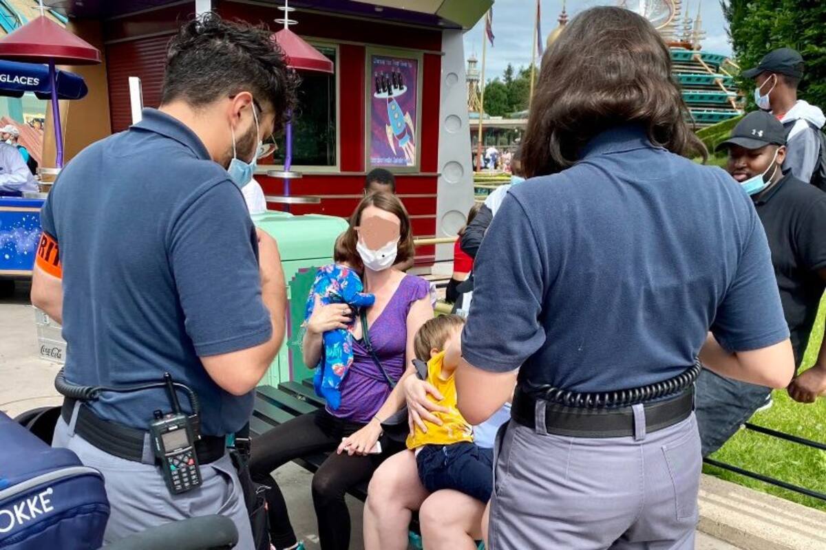 Los guardias de seguridad del parque Disneyland París le prohibieron a una mujer australiana amamantar a su bebé de dos meses.