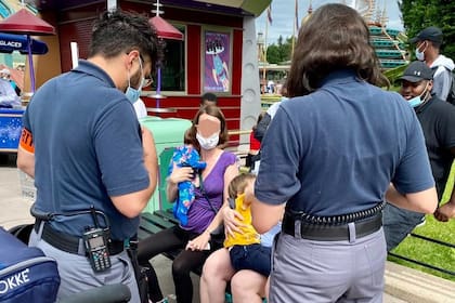 Los guardias de seguridad del parque Disneyland París le prohibieron a una mujer australiana amamantar a su bebé de dos meses.
