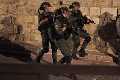 Los guardias fronterizos israelíes patrullan fuera del complejo de la Mezquita Al-Aqsa en la Puerta de los Leones en la Ciudad Vieja de Jerusalén durante los enfrentamientos con los palestinos en la mezquita