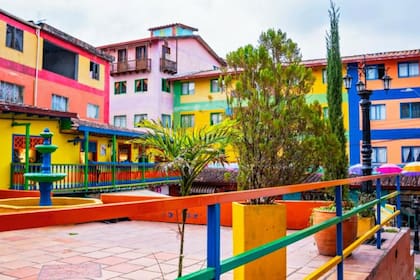 Los guatapenses no sólo colorean su pueblo sino que dibujan su historia en las paredes