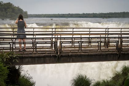 Los guías aseguran que desde Brasil ofrece la mejor vista, pero Argentina, la mejor experiencia.