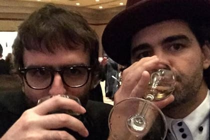 Los primos Nicolás Giacobone y Armando Bo en pleno brindis antes de que se conociera al ganador del Oscar en la categoría Mejor Guion Original