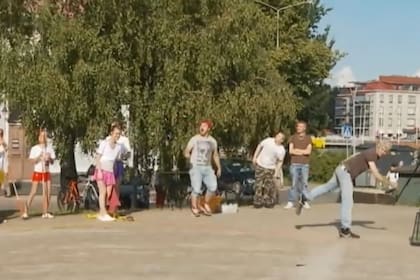 Los habitantes de Finlandia tienen una tradición deportiva que desafía lo habitual (Captura video)