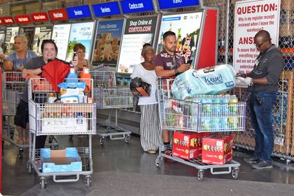 Los residentes de Miami, Florida, se abastecen de comestibles