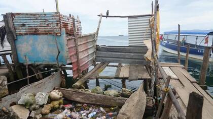 Los habitantes de Gardi Sugdub construyen, junto al mar, plataformas con huecos para hacer sus necesidades