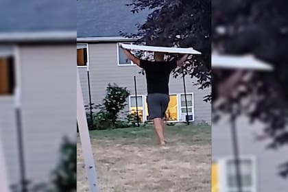 Los habitantes de la casa decidieron poner una valla en su patio para frustrar la vista de sus vecinos