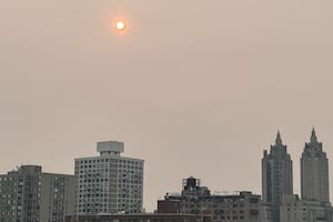 Los habitantes de la Gran Manzana notaron que el cielo se veía diferente este martes; el sol había cambiado de color