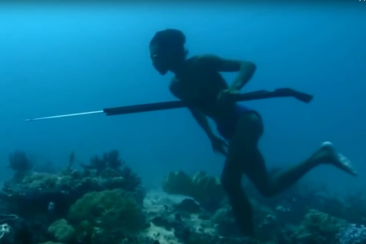 Los habitantes de la tribu pueden estar largos minutos bajo el agua