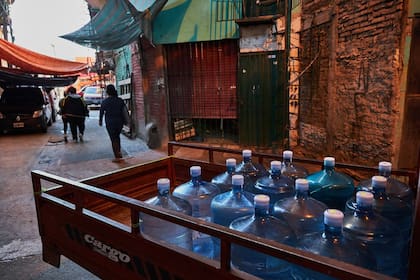 Los habitantes de la villa 31 deben recurrir a botellones de agua potable para suplir la ausencia del servicio cuando tiene dificultades