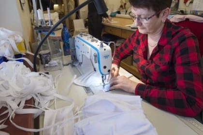 Los habitantes de República Checa apoyan la medida y confeccionan máscaras para prevenir contagio de coronavirus