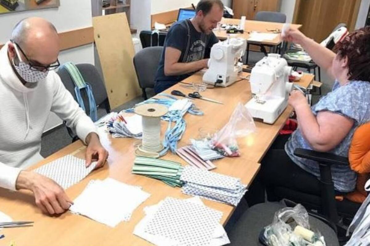 Los habitantes de República Checa apoyan la medida y confeccionan máscaras para prevenir contagio de coronavirus