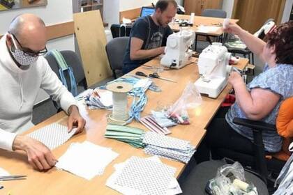 Los habitantes de República Checa apoyan la medida y confeccionan máscaras para prevenir contagio de coronavirus