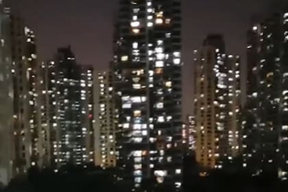 Los habitantes de Shanghai gritan por los balcones tras dos semana de confinamiento estrcito por el avance del covid-19, denuncian falta de alimento