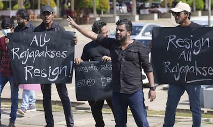 Los habitantes de Sri Lanka protestan exigiendo la dimisión del presidente Gotabaya Rajapaksa en Colombo, Sri Lanka, el 4 de abril de 2022.