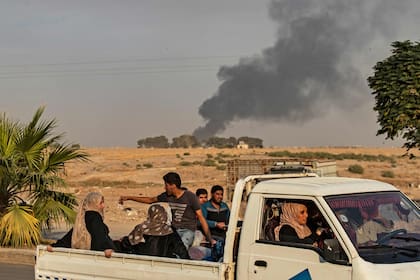 Los habitantes del pueblo fronterizo de Ras Al-Ain escapan de los bombardeos turcos de ayer