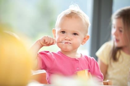 Los hábitos alimentarios comienzan a construirse desde los primeros años de vida y pueden influir en la salud futura.