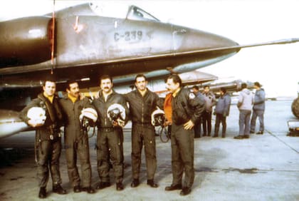 Los halcones de Dubourg, Segundo Escuadron A-4B del Grupo 5 de Caza. De izquierda a derecha. alférez Guillermo Dellepiane, capitán Antonio Zelaya, alférez Alfredo Vázquez (muerto en combate), teniente Juan Arrarás (muerto en combate) y el vicecomodoro Ernesto Dubourg.