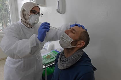 Los hallazgos preliminares de los científicos de Public Health England (PHE) mostraron que las personas con la llamada inmunidad natural -adquirida tras haber pasado la infección-, aún pueden portar el coronavirus SARS-CoV-2 en la nariz y la garganta y transmitirlo sin saberlo