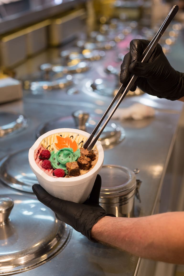 Los helados artesanales de Dante Soppelsa, en Mendoza, llevan una decoración especial, con bombones, frutas frescas y brownies.