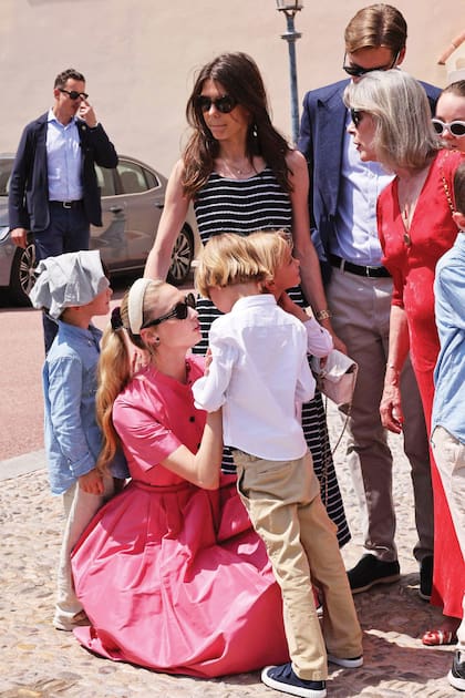 Los herederos de Carolina. Charlotte Casiraghi observa a su hijo Balthazar Rassam, mientras Beatrice Borromeo, sentada, habla con uno de sus hijos, Francesco Casiraghi, y el otro, Stefano, conversa con Ben-Sylvester.