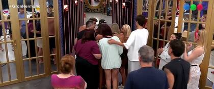 Los hermanitos se acercaron a Daniela y le dieron un abrazo fuerte de despedida
