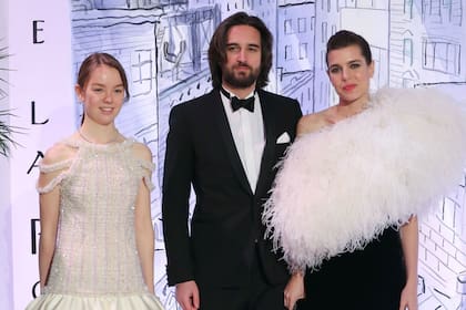 Alexandra de Hannover, Dimitri Rassam y Charlotte Casiraghi posaron juntos
