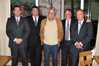 Los hermanos Alfredo y Ariel Lijo, el expresidente Felipe González, el excamarista Gabriel Cavallo y el exembajador en Madrid Carlos Bettini, durante un simposio de Justicia y Derechos Humanos celebrado en Espaňa en 2015
