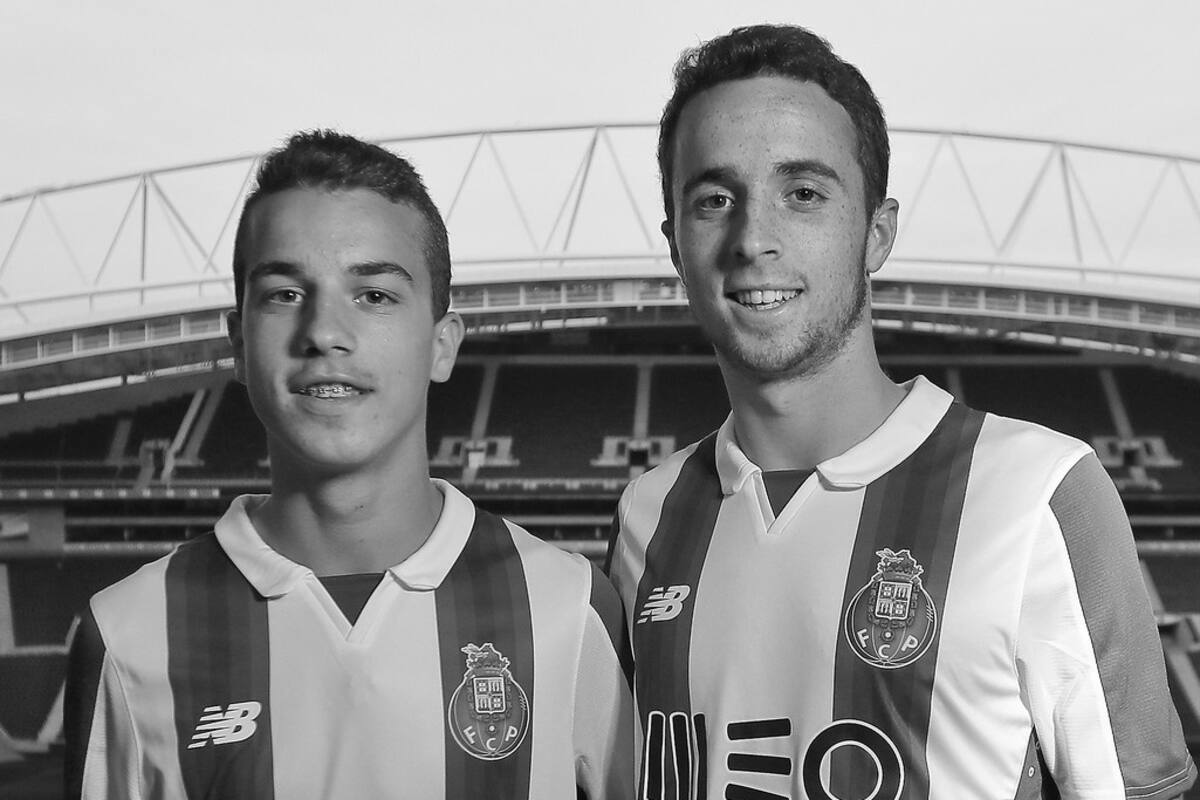 Los hermanos André Silva y Diogo Jota, en la época que compartían club, en Porto; ambos fallecieron en un accidente de tránsito en España