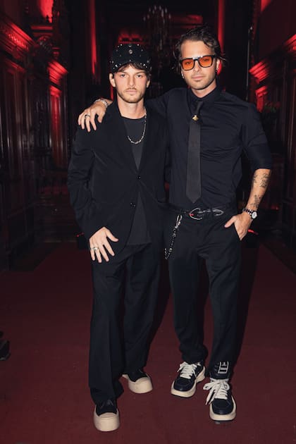Los hermanos Bonomi, Mika y Luca, hijos del famoso matrimonio fundador de Kosiuko, en Palacio Paz.