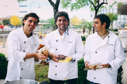 Los hermanos Borgmann readaptaron su cocina para poder armar los platos envasados al vacío