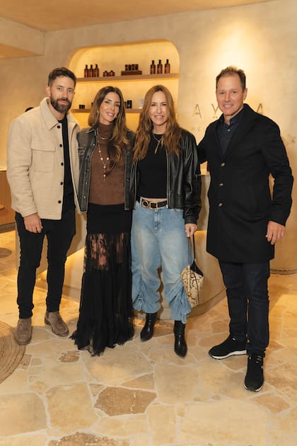 Los hermanos Brito, Mili y Jorge (h) con Analía Franchín