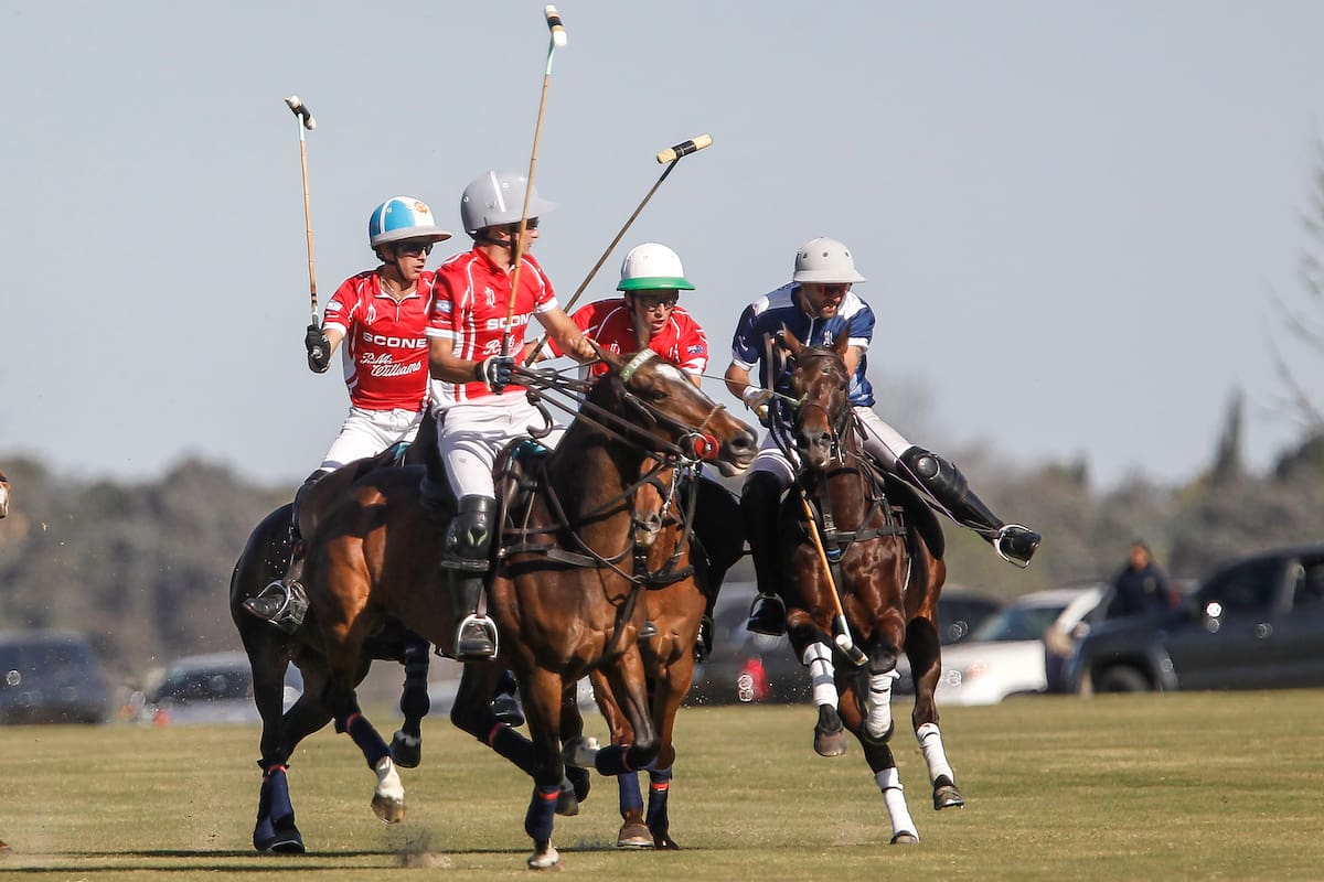 Los hermanos Camilo y Bartolomé Castagnola (h.) y Poroto Cambiaso contra Polito Pieres, en el primer choque: esa vez, ganaron los chicos por 12-8