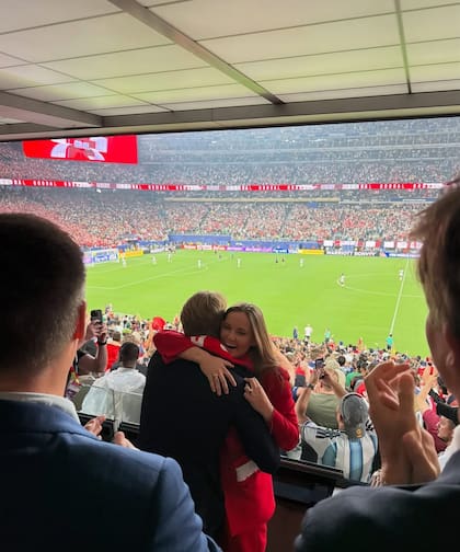 Los hermanos celebran en el MetLife Stadium de Nueva Jersey. Hoy los príncipes visitarán la escuela de fútbol de TINE en Gjøa Youth Soccer, en Brooklyn. Ingrod Alexandra está segunda en la línea de sucesión al trono noruego detrás de su padre, el príncipe Haakon Magnus