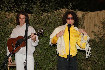 Los hermanos crearon Flu Os hace seis años con la intención de potenciar sus proyectos musicales individuales. "Fuimos cambiando a lo largo del tiempo. Hubo discusiones y también acuerdos. Es un gran aprendizaje trabajar en grupo", confió Ángelo en una entrevista con ¡HOLA! Argentina