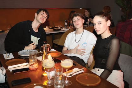 Los hermanos Dante y Helena Ortega junto a prima India Ortega.