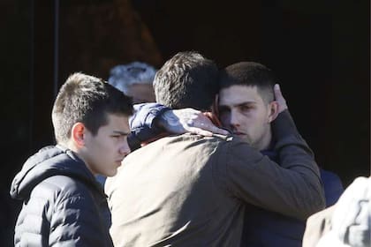 Los hermanos de Facundo, fuera del lugar del velatorio ayer al mediodía